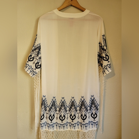 V Cristina White and Navy Kimono - Picture 5 of 8